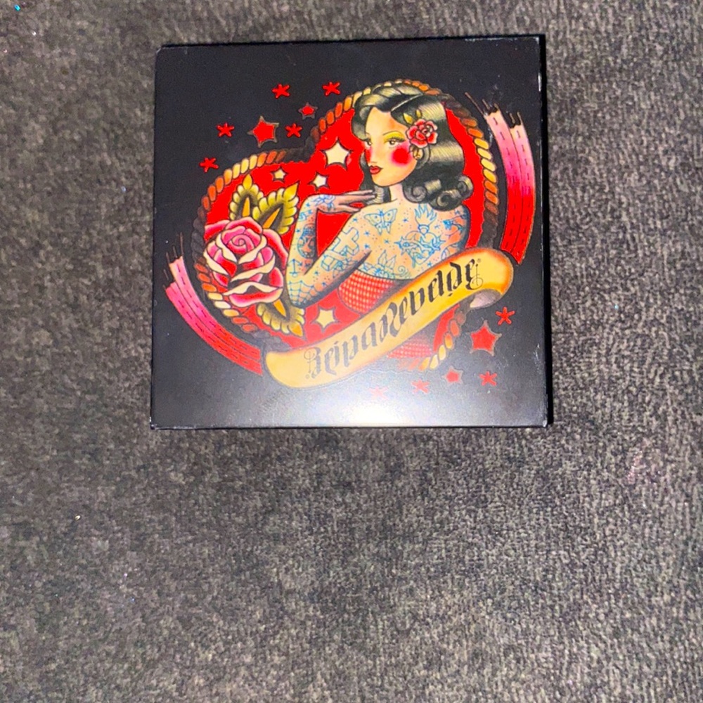 Reina Rebelde “On Your Face Finishing Powder”